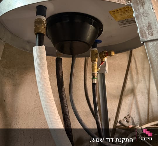 חלק תחתון של דוד שמש עם צינורות וחיבורים